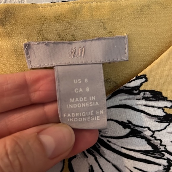 H&M Floral Shift Dress. Yellow/Black Tulips. Short Sleeve. Sz8 EUC. - Picture 3 of 9